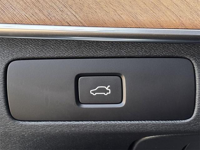 Photo of 2023 Crystal White Metallic Volvo XC90