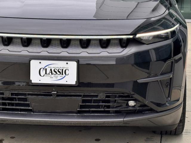 Photo of 2025 Diamond Black Crystal Pearlcoat Jeep Wagoneer S