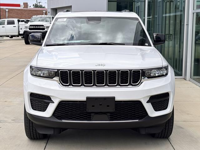 Photo of 2025 Bright White Clearcoat Jeep Grand Cherokee