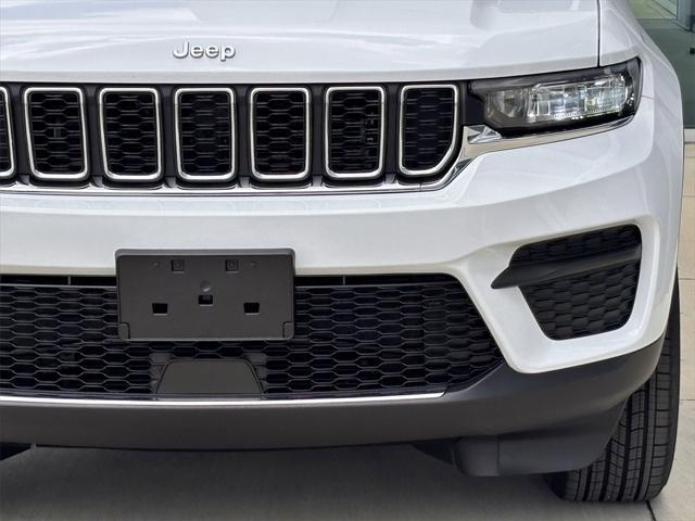 Photo of 2025 Bright White Clearcoat Jeep Grand Cherokee