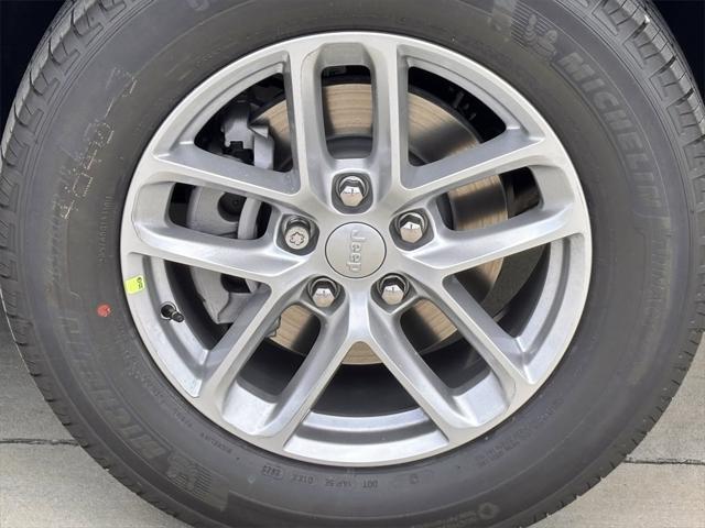 Photo of 2025 Bright White Clearcoat Jeep Grand Cherokee