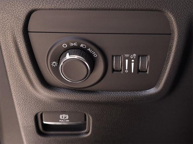 Photo of 2025 Bright White Clearcoat Jeep Grand Cherokee