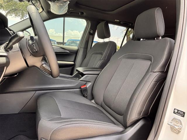 Photo of 2025 Bright White Clearcoat Jeep Grand Cherokee