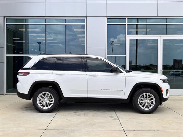 Photo of 2025 Bright White Clearcoat Jeep Grand Cherokee