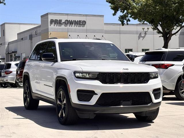 Photo of 2023 Bright White Clearcoat Jeep Grand Cherokee