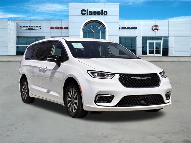 Photo of 2024 Bright White Clearcoat Chrysler Pacifica Hybrid