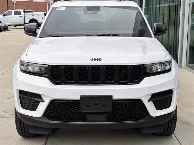 Photo of 2025 Bright White Clearcoat Jeep Grand Cherokee