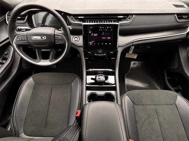 Photo of 2025 Bright White Clearcoat Jeep Grand Cherokee