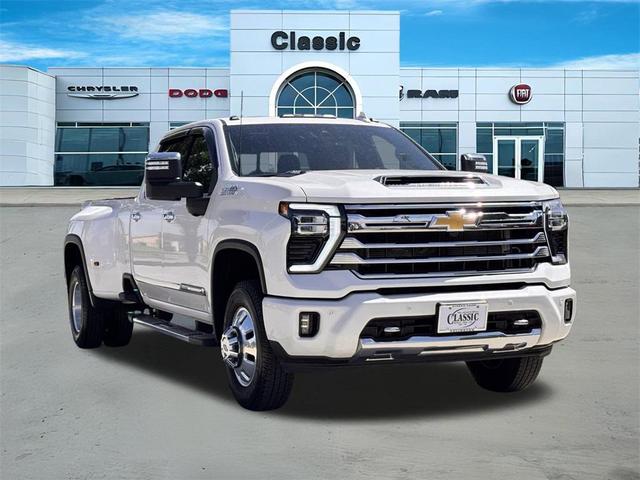 Photo of 2024 Iridescent Pearl Tricoat Chevrolet Silverado 3500