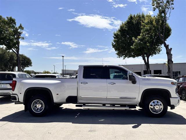 Photo of 2024 Iridescent Pearl Tricoat Chevrolet Silverado 3500