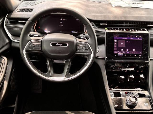 Photo of 2025 Diamond Black Crystal Pearlcoat Jeep Grand Cherokee L