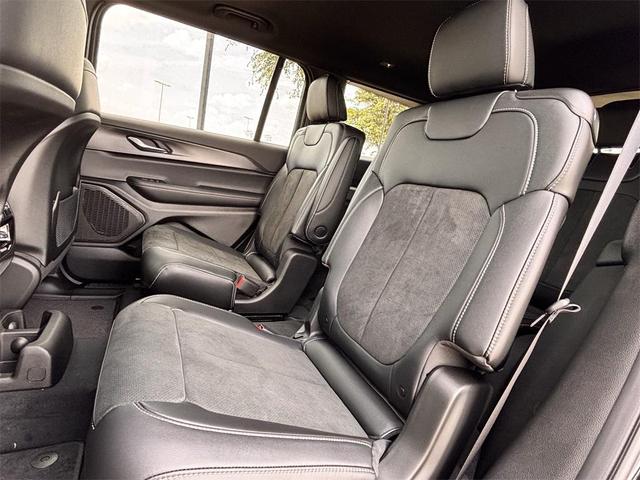 Photo of 2025 Diamond Black Crystal Pearlcoat Jeep Grand Cherokee L