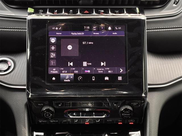 Photo of 2025 Diamond Black Crystal Pearlcoat Jeep Grand Cherokee L