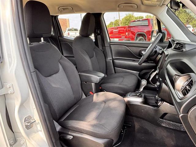 Photo of 2022 Alpine White Clearcoat Jeep Renegade