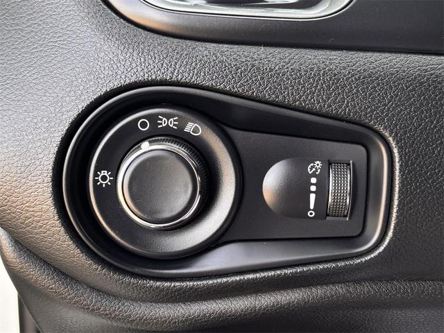 Photo of 2022 Alpine White Clearcoat Jeep Renegade