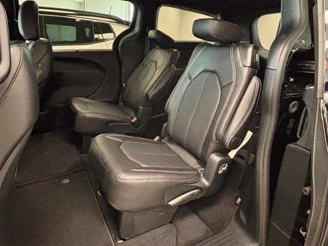 Photo of 2025 Diamond Black Crystal Pearlcoat Chrysler Pacifica