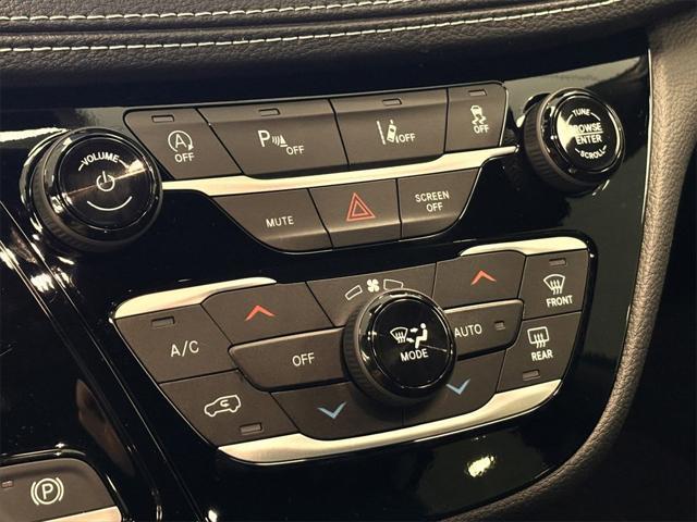 Photo of 2025 Diamond Black Crystal Pearlcoat Chrysler Pacifica