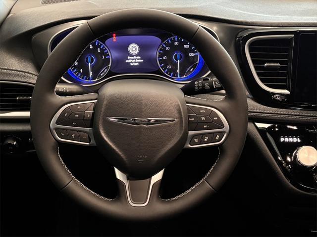 Photo of 2025 Diamond Black Crystal Pearlcoat Chrysler Pacifica