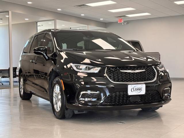 Photo of 2025 Diamond Black Crystal Pearlcoat Chrysler Pacifica