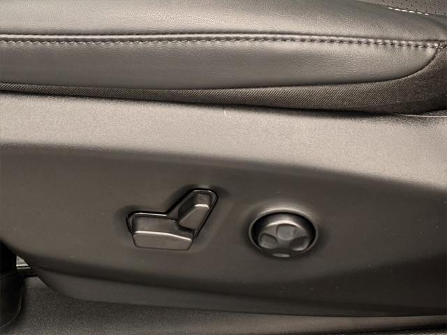 Photo of 2025 Diamond Black Crystal Pearlcoat Chrysler Pacifica