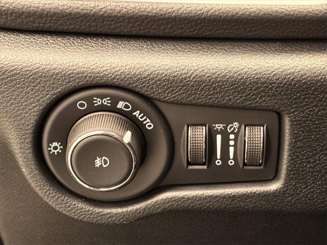 Photo of 2025 Diamond Black Crystal Pearlcoat Chrysler Pacifica