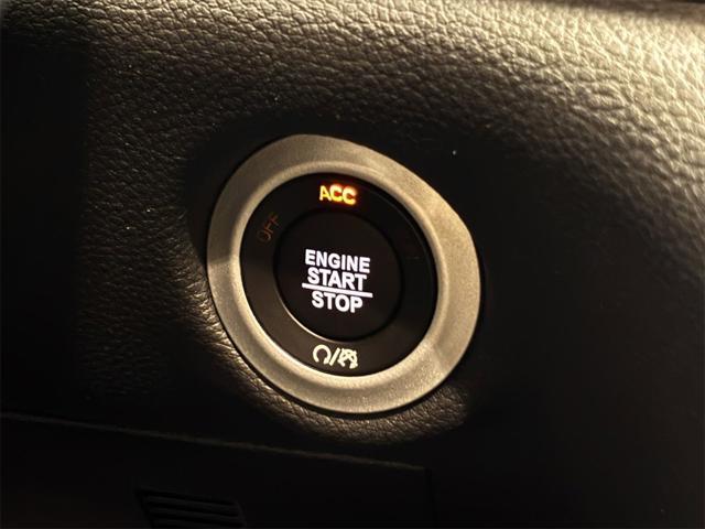 Photo of 2025 Diamond Black Crystal Pearlcoat Chrysler Pacifica