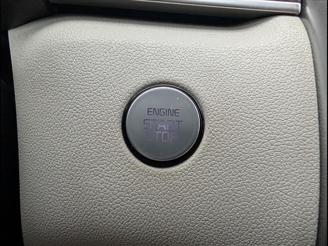 Photo of 2022 Glacial White Pearl Kia Sorento