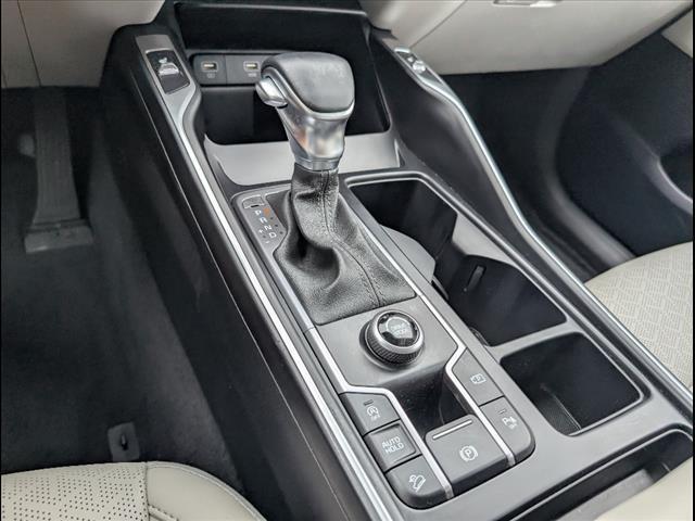 Photo of 2022 Glacial White Pearl Kia Sorento