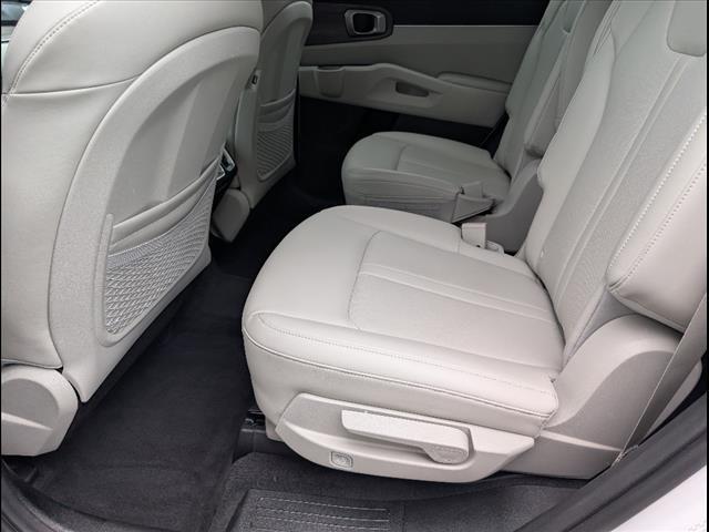 Photo of 2022 Glacial White Pearl Kia Sorento
