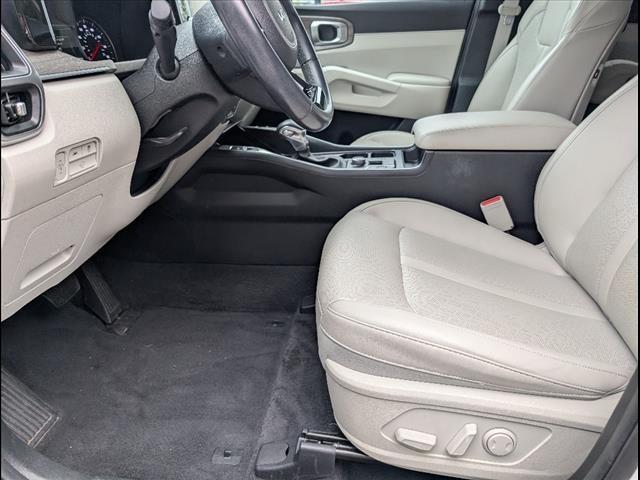 Photo of 2022 Glacial White Pearl Kia Sorento