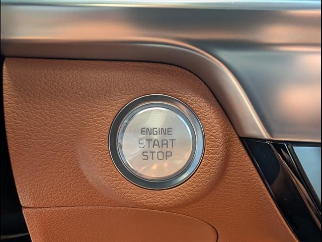 Photo of 2025 Glacial White Pearl Kia Telluride