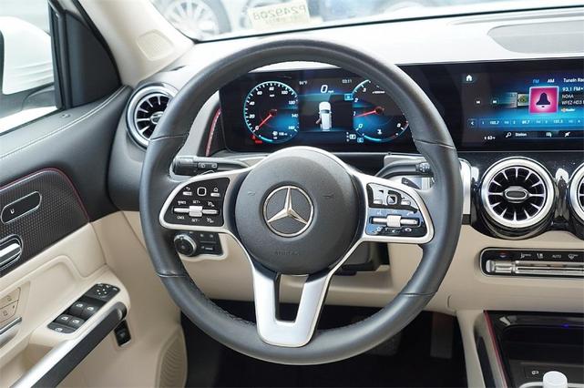 Photo of 2022 Polar White Mercedes-Benz GLB 250