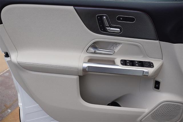 Photo of 2022 Polar White Mercedes-Benz GLB 250
