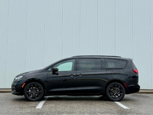 Photo of 2024 Diamond Black Chrysler Pacifica