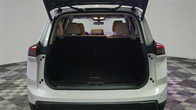 Photo of 2024 Everest White Pearl Nissan Rogue