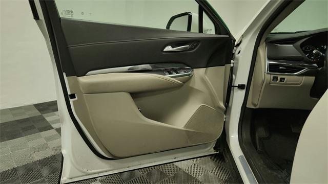Photo of 2021 Crystal White Tricoat Cadillac XT4