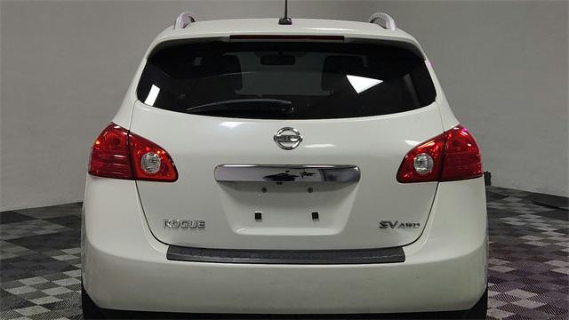 Photo of 2011 Pearl White Nissan Rogue