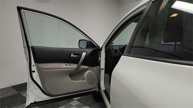 Photo of 2011 Pearl White Nissan Rogue