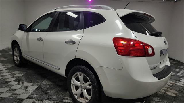Photo of 2011 Pearl White Nissan Rogue