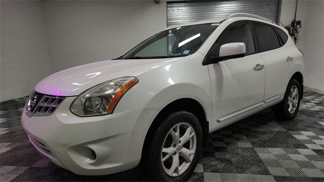 Photo of 2011 Pearl White Nissan Rogue