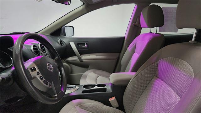 Photo of 2011 Pearl White Nissan Rogue