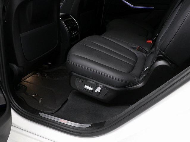 Photo of 2022 Alpine White BMW X7
