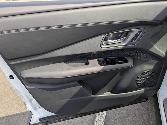 Photo of 2024 Everest White Pearl Tricoat/Black Diamond Pearl Nissan ARIYA
