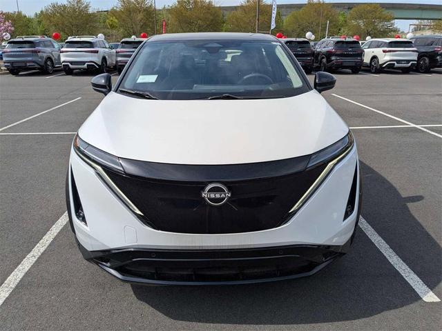 Photo of 2024 Everest White Pearl Tricoat/Black Diamond Pearl Nissan ARIYA