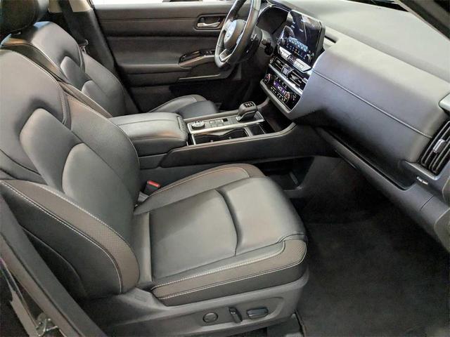 Photo of 2023 Super Black Nissan Pathfinder