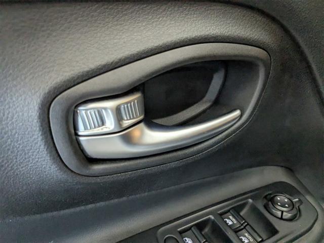 Photo of 2016 Granite Crystal Metallic Clearcoat Jeep Renegade