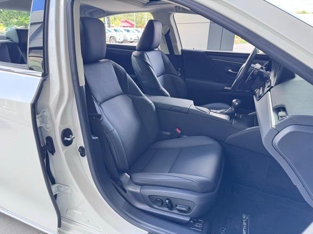 Photo of 2022 Eminent White Pearl Lexus ES 350