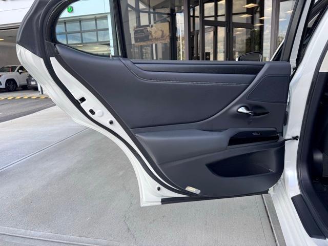 Photo of 2022 Eminent White Pearl Lexus ES 350
