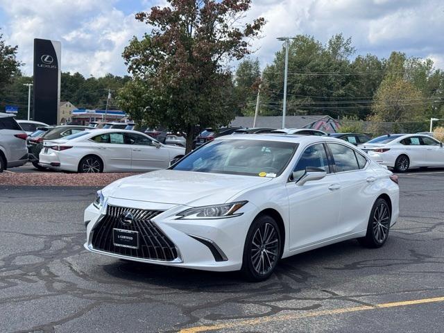 Photo of 2022 Eminent White Pearl Lexus ES 350