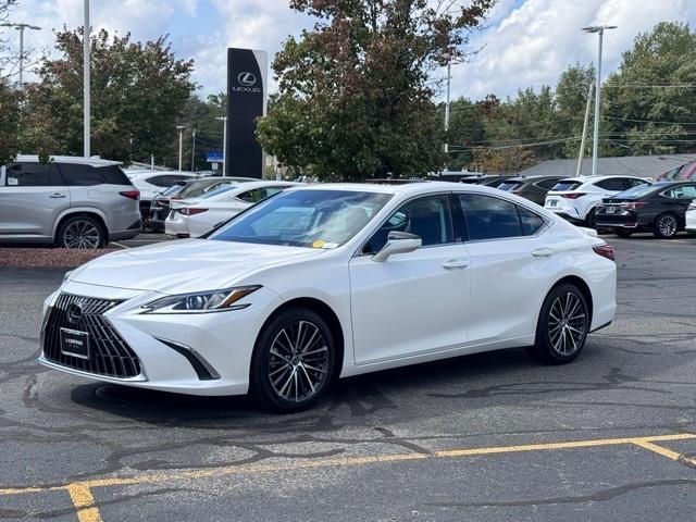Photo of 2022 Eminent White Pearl Lexus ES 350